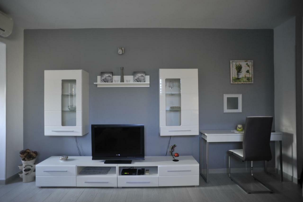 Apartment Stefania Ровин Екстериор снимка