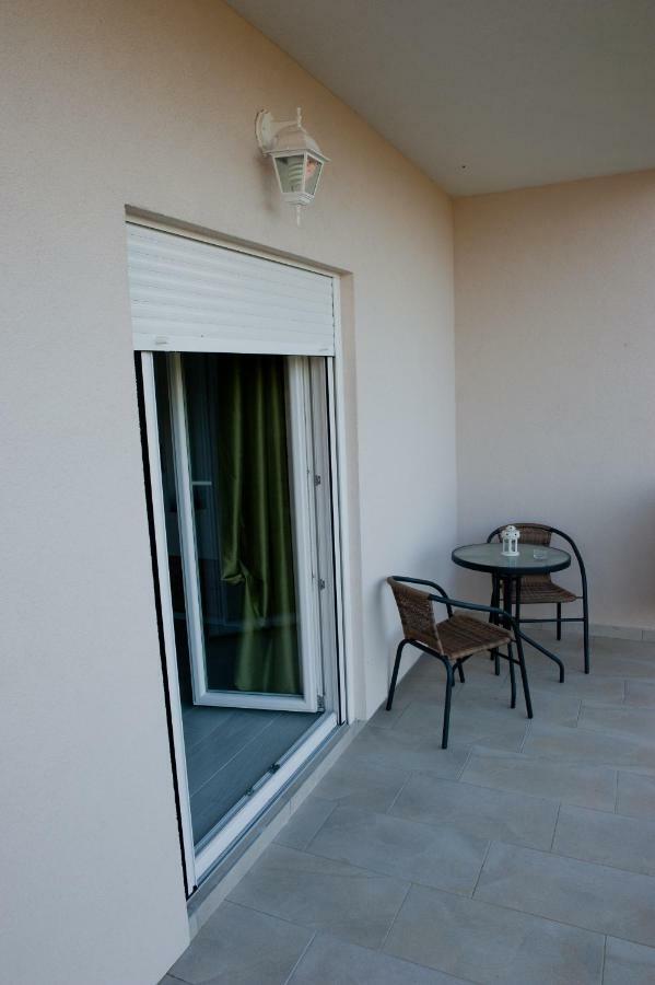 Apartment Stefania Ровин Екстериор снимка